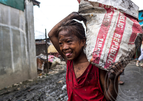 Charcoal harvesting rife in Manila's slums
