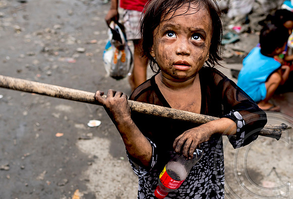 Charcoal harvesting rife in Manila's slums